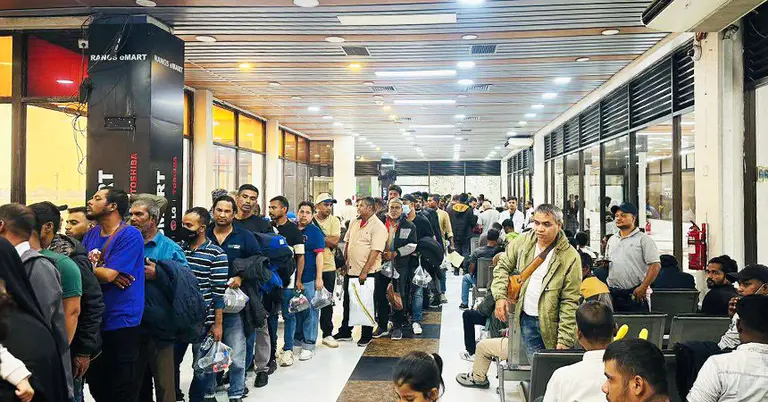 দেশে ফেরা অনিয়মিত বাংলাদেশিরা